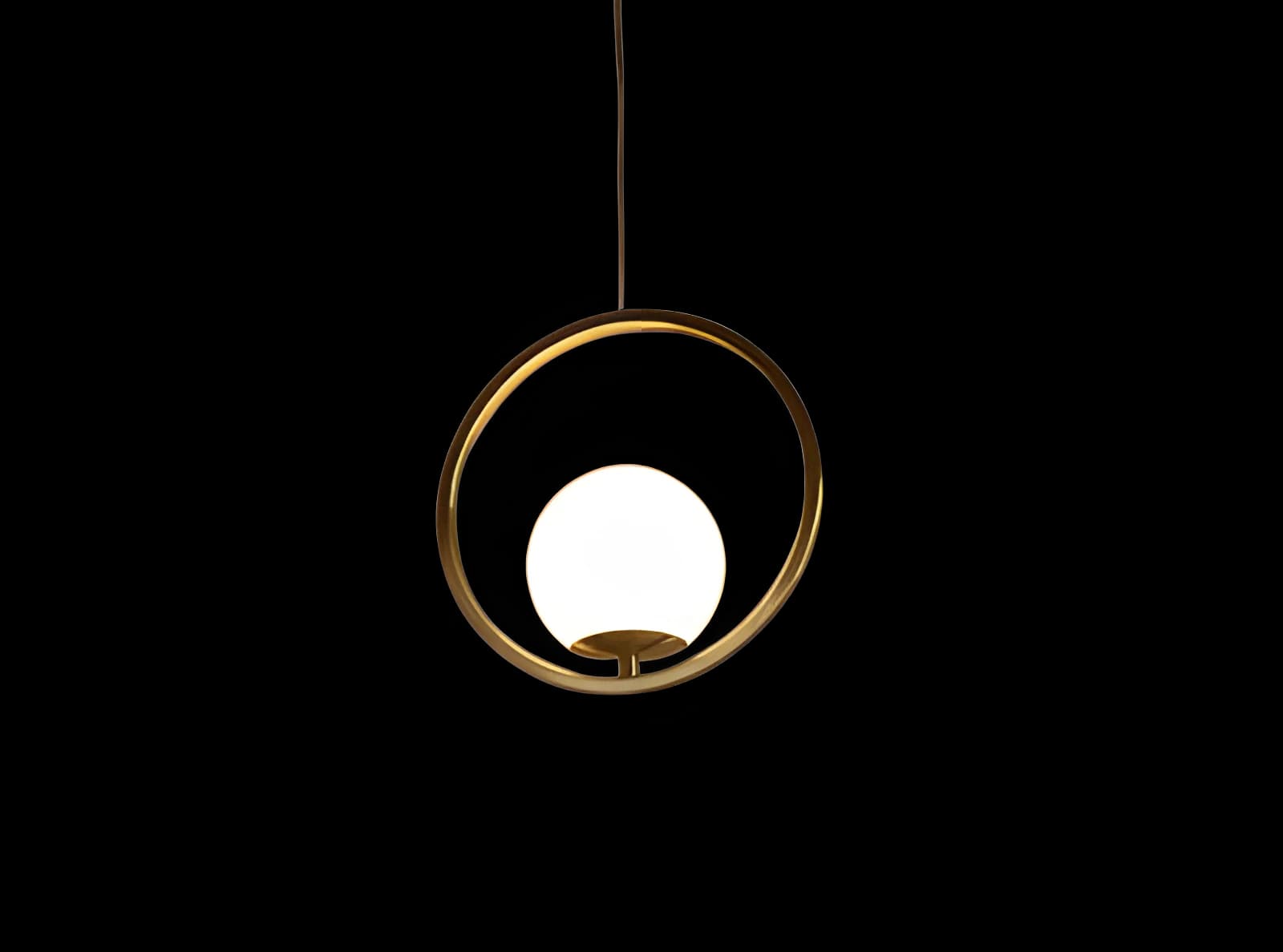 Lámpara colgante Bubble Ring de metal y vidrio opalino — Rodina