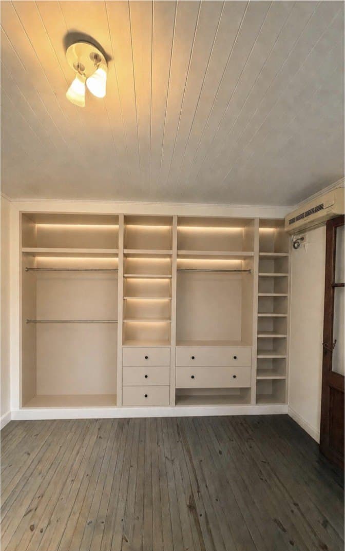 Dormitorio: placard y biblioteca a medida