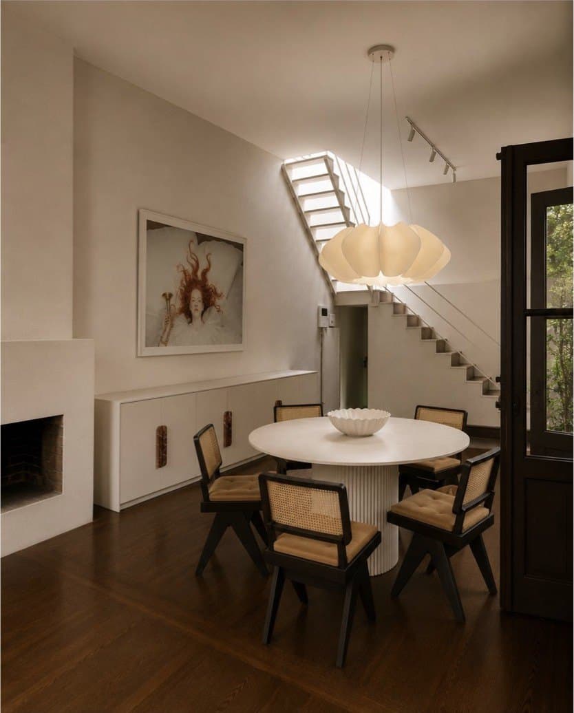 Comedor junto a la escalera